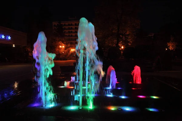 Nachtbrunnen auf dem Resort-Boulevard — Stockfoto