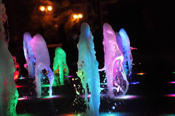 Noční fontána na středisku Boulevard — Stock fotografie