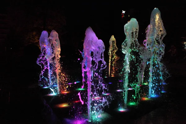 Noční fontána na středisku Boulevard — Stock fotografie