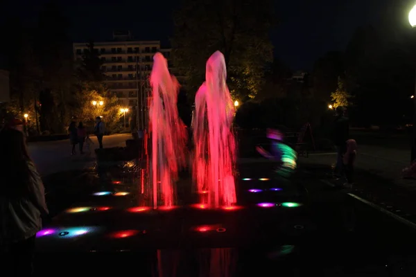 Fonte da noite no resort Boulevard — Fotografia de Stock