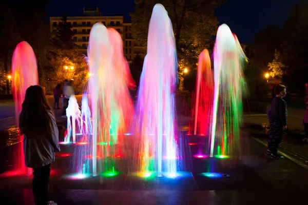 Fonte da noite no resort Boulevard — Fotografia de Stock