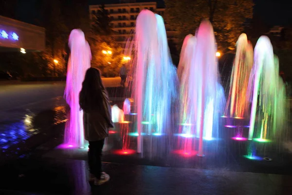 Fonte da noite no resort Boulevard — Fotografia de Stock