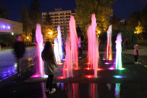 Fonte da noite no resort Boulevard — Fotografia de Stock