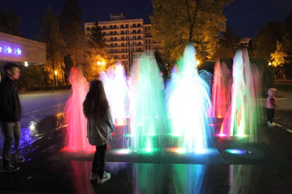 Fonte da noite no resort Boulevard — Fotografia de Stock