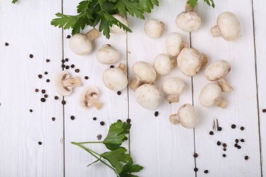 taze mantar ve beyaz zemin üzerine yeşillik