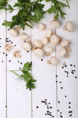 taze mantar ve beyaz zemin üzerine yeşillik