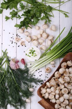 taze mantar ve beyaz zemin üzerine yeşillik