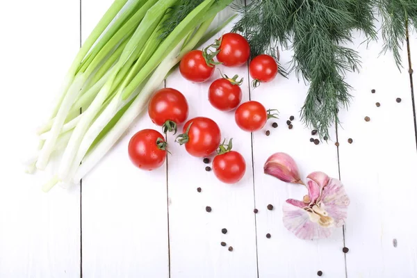 Tomates maduros, cebolas e alho na mesa — Fotografia de Stock