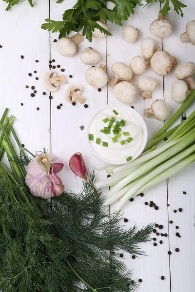 taze mantar ve beyaz zemin üzerine yeşillik