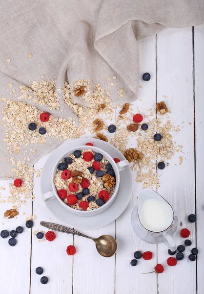 Farine d'avoine aux framboises, lait et bleuets — Photo