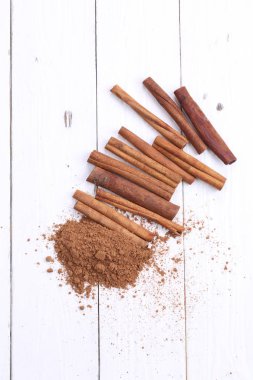 Anason ve tarçın sopa ahşap bir masa üzerinde