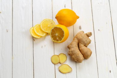 Limon zencefil üzerinde beyaz bir arka plan ile