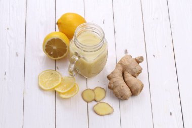 Limon zencefil üzerinde beyaz bir arka plan ile