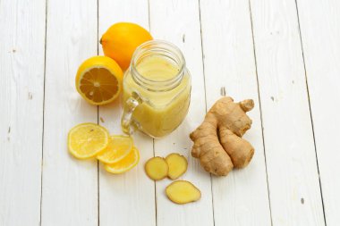 Limon zencefil üzerinde beyaz bir arka plan ile