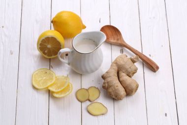 Limon zencefil üzerinde beyaz bir arka plan ile