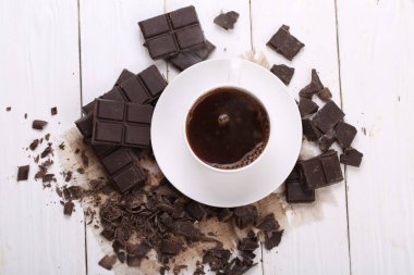 Fincan sıcak kahve, çikolata ve tarçın sopa ile