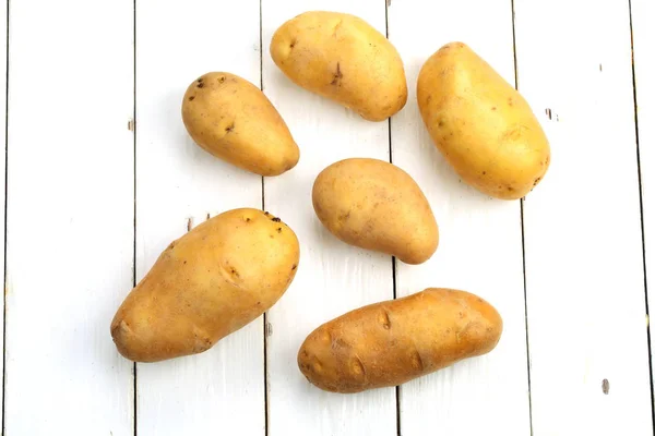 Patatas crudas sobre un fondo blanco — Foto de Stock
