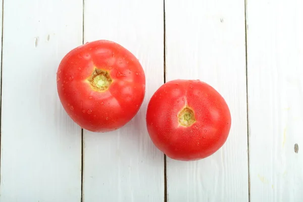 木製のテーブルの完熟トマト — ストック写真