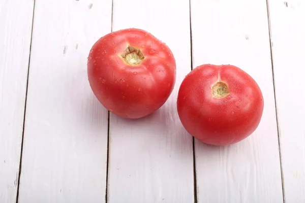 Tomates mûres sur une table en bois — Photo