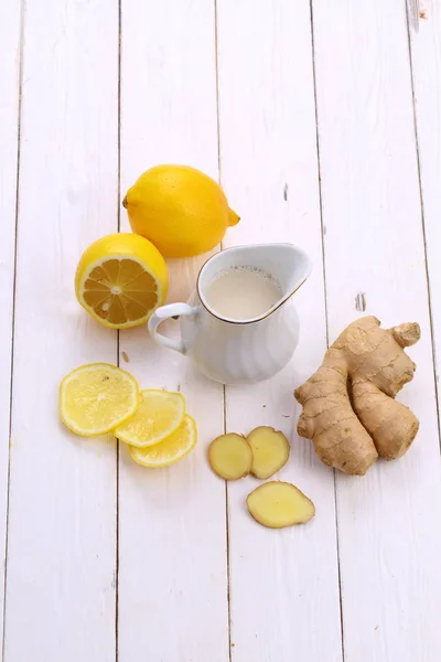Лимон с имбирем на белом фоне — стоковое фото