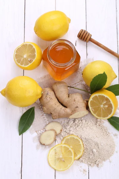 Citron med honung och ingefära på en vit trä bakgrund — Stockfoto
