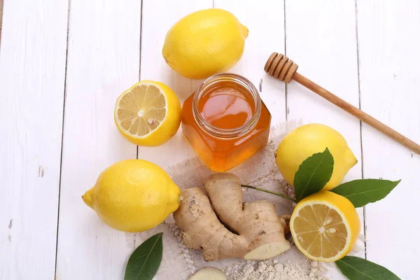 白い木製の背景に生姜と蜂蜜レモン — ストック写真
