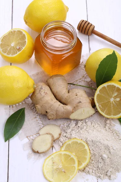 白い木製の背景に生姜と蜂蜜レモン — ストック写真