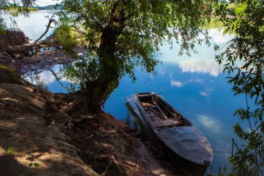 Nehirde su ile dolu eski bir ahşap tekne