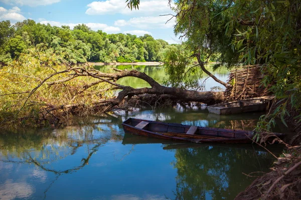 Un viejo bote de madera lleno de agua en el río — Foto de Stock