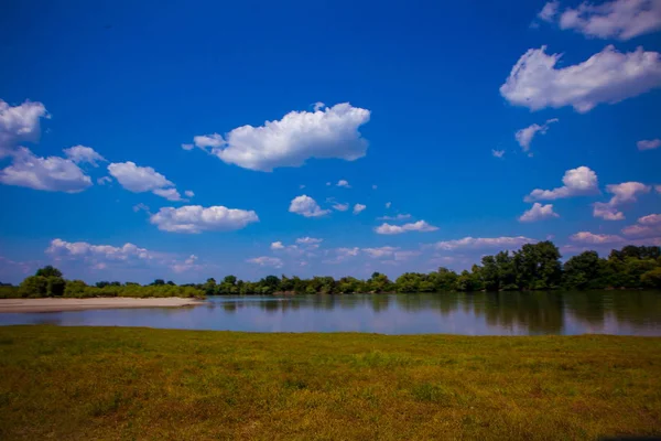 Prachtig zomers landschap met uitzicht op de rivier — Stockfoto