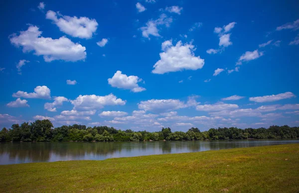 Prachtig zomers landschap met uitzicht op de rivier — Stockfoto