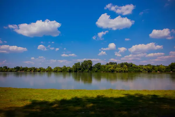 Prachtig zomers landschap met uitzicht op de rivier — Stockfoto