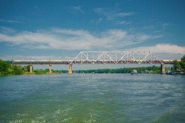 Nehrin karşısındaki demiryolu köprüsü.