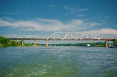 Nehrin karşısındaki demiryolu köprüsü.