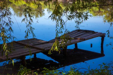 Ahşap köprü Nehri üzerinde. Ahşap köprü
