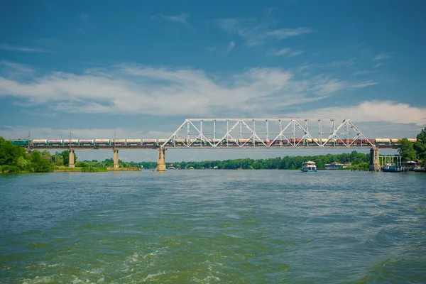 川を渡る鉄道橋 — ストック写真