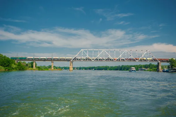 Nehrin karşısındaki demiryolu köprüsü.