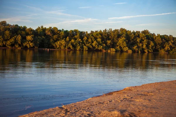Hermoso paisaje de verano con vista al río — Foto de Stock