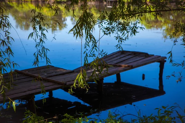 Ahşap köprü Nehri üzerinde. Ahşap köprü