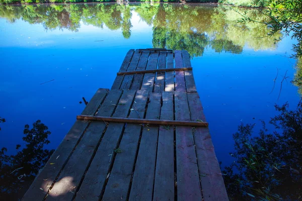 Ponte di legno sul fiume. Ponte di legno — Foto Stock