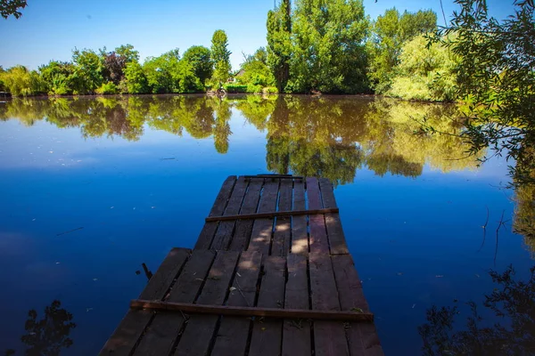 Puente de madera sobre el río, Puente de madera — Foto de Stock