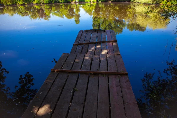 Houten brug over de rivier, houten brug — Stockfoto