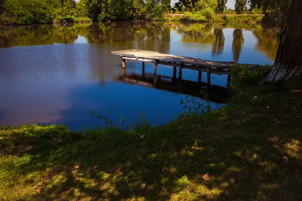 Puente de madera, Puente de madera sobre el río — Foto de Stock