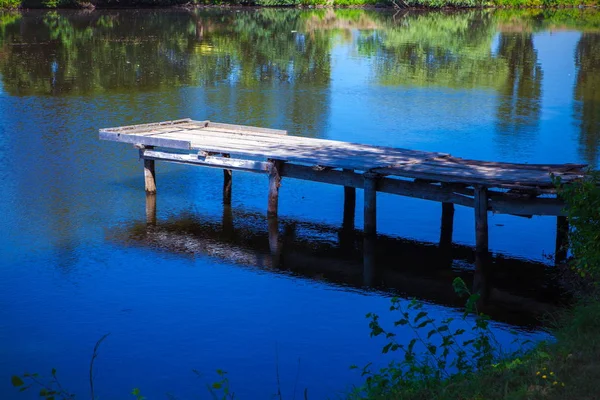 Houten brug, houten brug over de rivier — Stockfoto