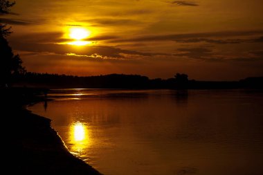 Günbatımı Nehri üzerinde. Yaz akşam peyzaj