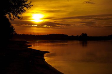 Günbatımı Nehri üzerinde. Yaz akşam peyzaj