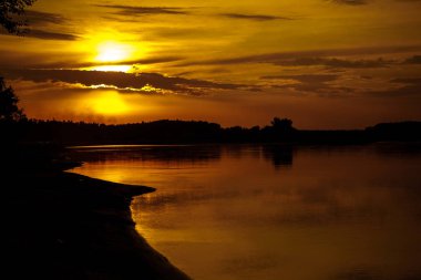 Günbatımı Nehri üzerinde. Yaz akşam peyzaj