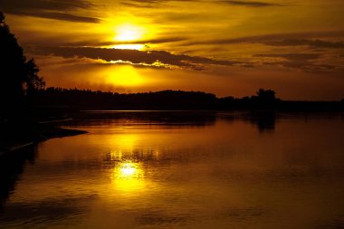 Günbatımı Nehri üzerinde. Yaz akşam peyzaj