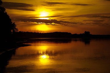 Günbatımı Nehri üzerinde. Yaz akşam peyzaj