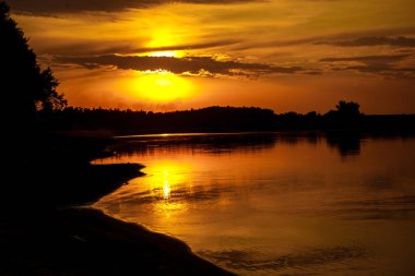 Günbatımı Nehri üzerinde. Yaz akşam peyzaj